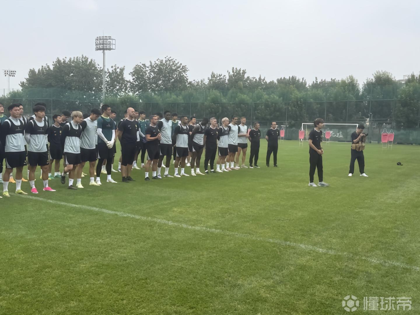 国安举行开放日活动，训练前全队为不幸去世的员工默哀
